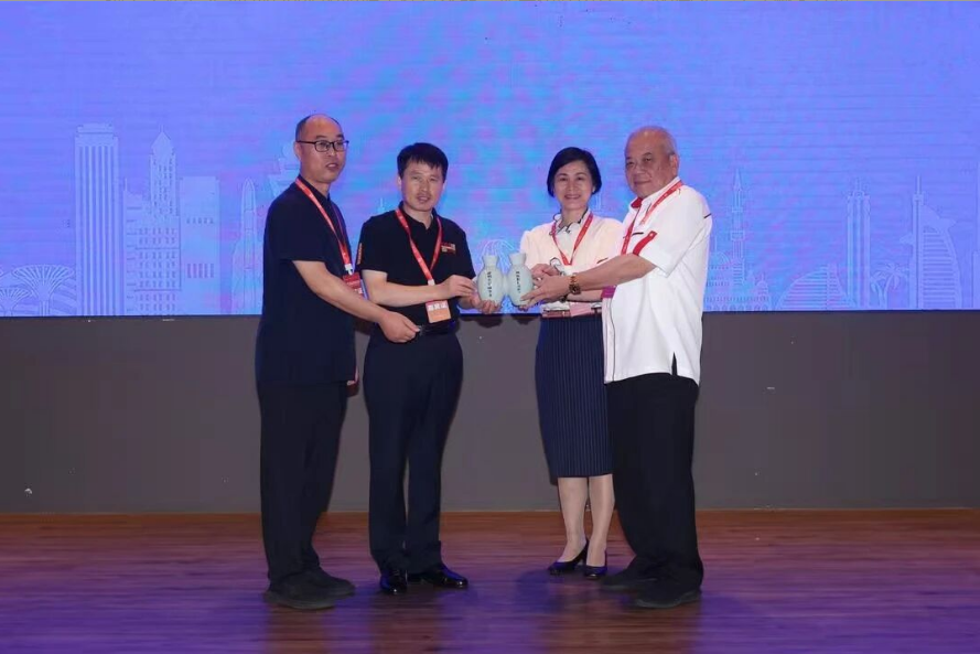 王新軍仰韶雙聯(lián)壺贈(zèng)馬來(lái)西亞，中馬友誼再續(xù)千年雅韻